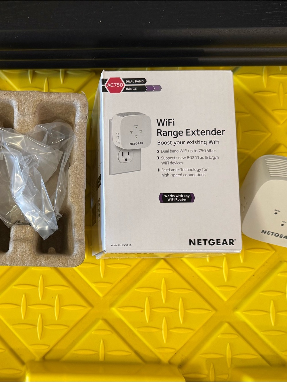 Netgear White WiFi Range Extender AC750